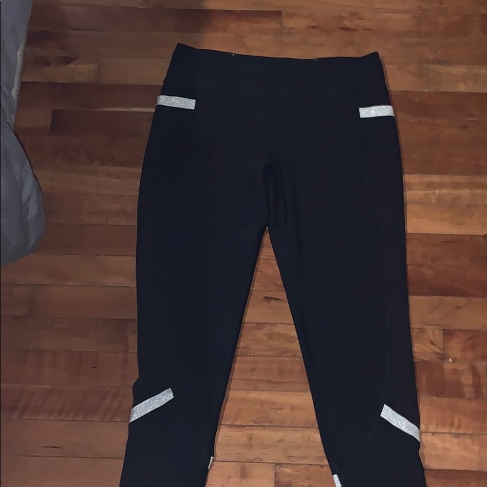 Victoria’s sport legging w silver trimmed pockets